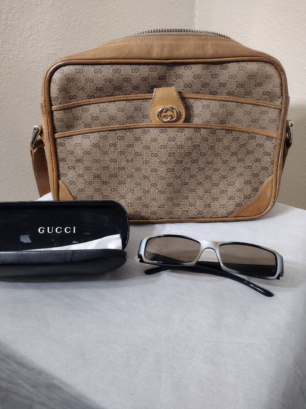 Gucci Tan GG Canvas Crossbody Bag And Sunglasses With Case ( Vintage Bundle)